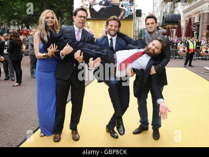 (De gauche à droite) Heather Graham, Ed Helms, Bradley Cooper et Justin Bartha tiennent Zach Galifianakis à la première du nouveau film The Hangover au vue West End à Londres. Banque D'Images