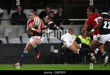 Rugby Union - Tour Match - Sharks v British and Irish Lions - ABSA Stadium.Le Shane Williams (à gauche) des Lions britanniques et irlandais est attaqué par Stefan Terblanche des requins. Banque D'Images