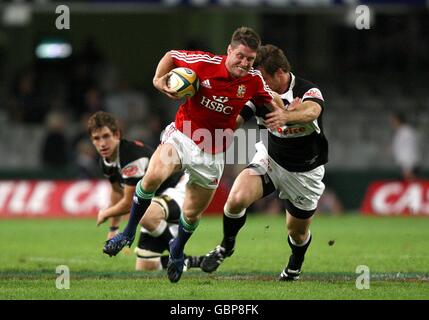 Rugby Union - Tour Match - Sharks v British and Irish Lions - ABSA Stadium.Ronan O'Gara (au centre), Lions britanniques et irlandais, est défié par le fardeau Craig des requins. Banque D'Images