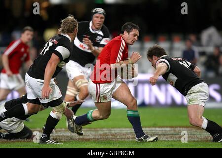 Rugby Union - Tour Match - Sharks v British and Irish Lions - ABSA Stadium.David Wallace (au centre), le Lions britannique et irlandais, traverse la barrière des requins. Banque D'Images