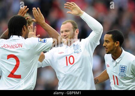 Wayne Rooney (au centre), en Angleterre, célèbre son premier but Avec les coéquipiers Theo Walcott (à droite) et Glen Johnson (à gauche) Banque D'Images