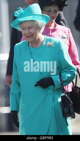 La reine Elizabeth II arrive à la gare de Weymouth, Dorset. La Reine visitera le lieu de voile pour les Jeux Olympiques de Londres 2012. Banque D'Images