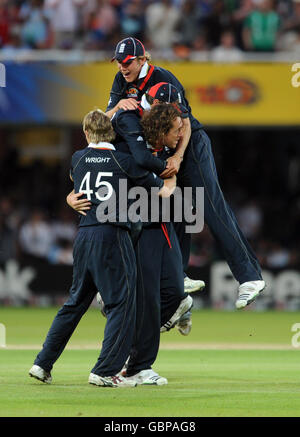 Cricket - coupe du monde ICC Twenty20 2009 - Super Eights - Groupe E - Inde / Angleterre - Lord's.L'Angleterre fête après avoir battu l'Inde lors du match des Super Eights de la CCI World Twenty20 à Lord's, Londres. Banque D'Images