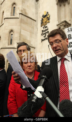 Ancienne directrice générale de l'autorité locale de Cheltenham, Christine Laird et son mari Hugh Laird, En dehors des cours royales de justice du centre de Londres, où elle a réussi à mener un million de poursuites intentées contre elle par le Conseil de Cheltenham Borough pour avoir frauduleusement ou par négligence retenu les détails de son histoire de maladie dépressive lorsqu'elle a demandé à devenir son directeur général. Banque D'Images