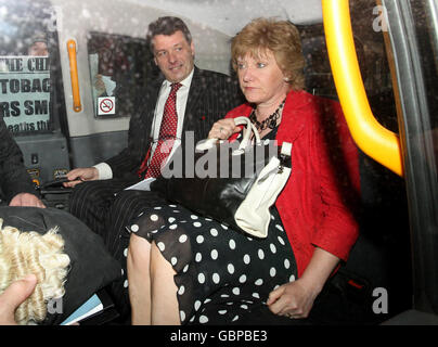 Ancienne directrice générale de l'autorité locale de Cheltenham, Christine Laird et son mari Hugh Laird,Quittez les cours royales de justice du centre de Londres où elle a réussi à mener un million de poursuites intentées contre elle par le Conseil de Cheltenham Borough pour avoir frauduleusement ou par négligence retenu les détails de son histoire de maladie dépressive lorsqu'elle a demandé à devenir son directeur général. Banque D'Images