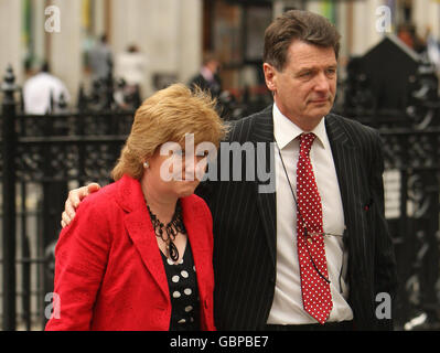 Ancienne directrice générale de l'autorité locale de Cheltenham, Christine Laird et son mari Hugh Laird, En dehors des cours royales de justice du centre de Londres, où elle a réussi à mener un million de poursuites intentées contre elle par le Conseil de Cheltenham Borough pour avoir frauduleusement ou par négligence retenu les détails de son histoire de maladie dépressive lorsqu'elle a demandé à devenir son directeur général. Banque D'Images