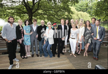 (De gauche à droite) David de Rothschild, Lauren Laverne, Sophie Ellis-Bextor, Richard Jones, Moby, Kelly Osbourne, Stella McCartney, Yoko Ono, Sir Paul McCartney, Mary McCartney, James McCartney, Sam Taylor-Wood, Laura Bailey, Kate Bosworth, Anouck Lepera, Monty Don, Tom Conran participant au lancement de la nouvelle campagne alimentaire Meat Free Monday à l'Inn The Park, St. James Park, Londres. Banque D'Images