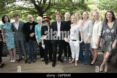 (De gauche à droite) Sophie Ellis-Bextor, son mari Richard James, Moby, Kelly Osbourne, Yoko Ono, Sir Paul McCartney,James McCartney, Sarah Taylor-Wood, Laura Bailey, Stella McCartney, Kate Bosworth et Annouk Lepere assistent au lancement de la nouvelle campagne alimentaire Meat Free Monday à Inn the Park, St. James Park, Londres. Banque D'Images