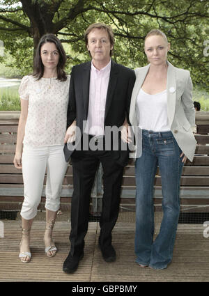 Sir Paul McCartney et ses filles Mary (à gauche) et Stella (à droite) McCartney assistent au lancement de la nouvelle campagne alimentaire Meat Free Monday à Inn the Park, St. James Park, Londres. Banque D'Images