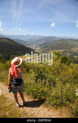 Femme marche dans les collines à proximité de San Pedro de Bedoya dans le Nord de l'Espagne Picos de Europa Banque D'Images