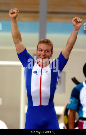 Cyclisme - Jeux Olympiques d'Athènes 2004 - épreuve de temps de 1 km pour hommes - finale.Chris Hoy, en Grande-Bretagne, célèbre la victoire de l'or Banque D'Images