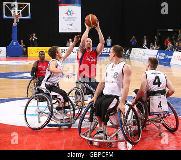 Joe Bestwick, de la Grande-Bretagne, tire contre l'Allemagne, remportant la médaille de bronze dans le basketball en fauteuil roulant lors de la coupe du monde paralympique BT à Manchester. Banque D'Images