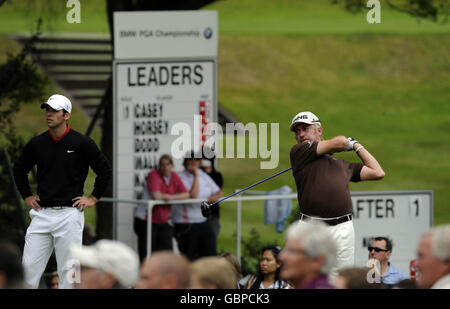 Miguel Angel Jimenez, de l'Espagne, est au troisième trou lors de la ronde 3 du championnat BMW PGA au club de golf de Wentworth, Surrey. Banque D'Images