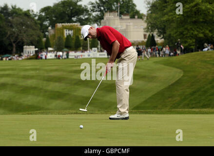 Marc Warren, en Écosse, se lance sur le 1er green lors de la ronde 3 du championnat BMW PGA au club de golf Wentworth, Surrey. Banque D'Images