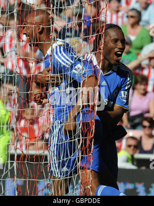 Chelseas Didier Drogba fête avec Nicolas Anelka après avoir marqué son point de passage lors du match de la Barclays Premier League au stade de Light, Sunderland. Banque D'Images
