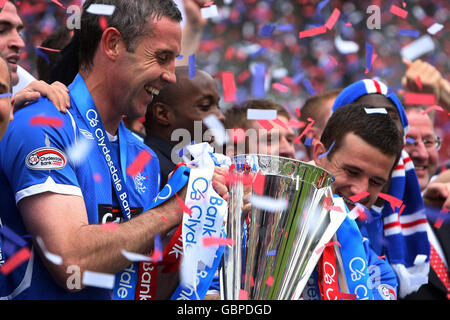 Barry Ferguson des Rangers (à droite) et le capitaine David Weir (à gauche) célèbrent le trophée lors du match de la première ligue de la Banque de Clydesdale au parc Tannadice, à Dundee, en Écosse. Banque D'Images