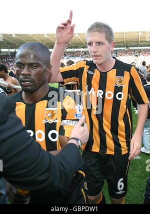 George Boateng (à gauche) et Michael Turner (à droite) de Hull City célèbrent Rester dans la Premier League après le coup de sifflet final Banque D'Images