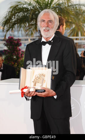 Le réalisateur Michael Haneke remporte le Palm d'Or pour son film Das Weisse Band au Festival de Cannes, qui s'est tenu au Palais de Festival de Cannes, France. Banque D'Images