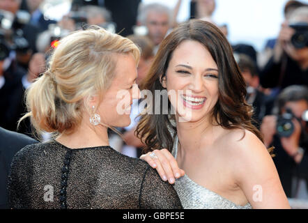 Robin Wright-Penn et Asia Argenta arrivent pour la première du nouveau film Coco Chanel et Igor Stravinsky, pendant le Festival de Cannes, au Palais de Festival de Cannes, France. Banque D'Images