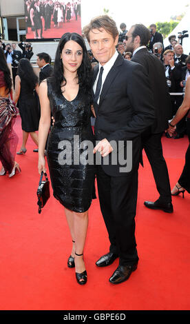 Willem Dafoe et sa femme Giada Colagrande arrivent pour la première du nouveau film Coco Chanel et Igor Stravinsky, pendant le Festival de Cannes, au Palais de Festival de Cannes, en France. Banque D'Images