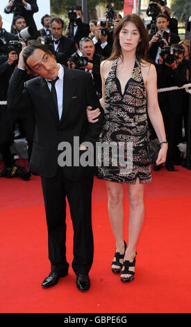 Charlotte Gainsbourg et son mari, l'acteur français Yvan Attal, arrivent pour la première du nouveau film Coco Chanel et Igor Stravinsky, lors du Festival de Cannes, au Palais de Festival de Cannes, en France. Banque D'Images