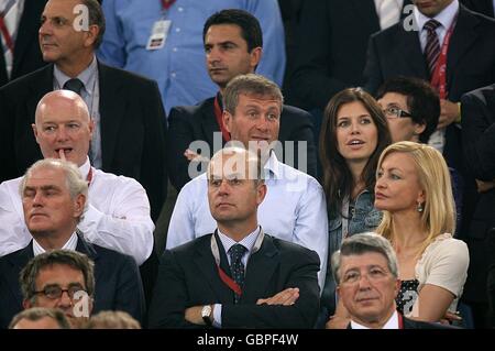 Roman Abramovich, le propriétaire de Chelsea (au centre), avec son associé Daria Zhukova (à droite) et Peter Kenyon, chef de l'exécutif de Chelsea (à gauche), dans les tribunes précédant le coup d'envoi. Banque D'Images