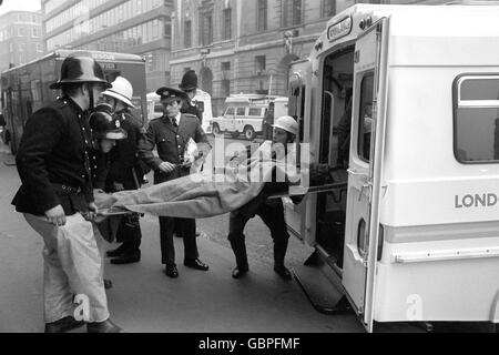 L'une des personnes blessées dans l'écrasement du tube à la station de métro Moorgate étant étiré dans une ambulance en attente. Environ 40 personnes ont été tuées lorsqu'un train s'est labouré dans les tampons au pic de l'heure de pointe de Londres. Banque D'Images