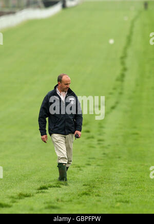 Courses hippiques - petit déjeuner avec les étoiles - Hippodrome d'Epsom.L'employé de l'hippodrome d'Epsom, Andrew Cooper, vérifie la piste pendant le petit déjeuner avec les Stars à l'hippodrome d'Epsom. Banque D'Images