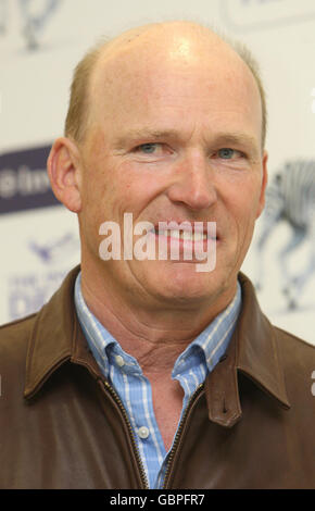 Entraîneur John Gosden pendant le petit déjeuner avec les étoiles à l'hippodrome d'Epsom. Banque D'Images