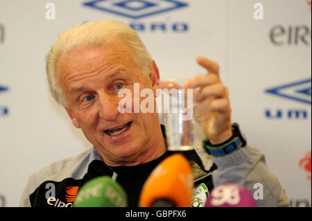 Giovanni Trapattoni, directeur de la République d'Irlande, lors de la conférence de presse à Londres Colney, Londres. Banque D'Images