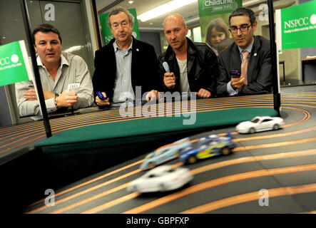 (De gauche à droite) Mark Blundell, Nick Mason, Perry McCarthy (le Top Gear Stig original) et Michael Lucas d'ING se disputent sur une piste scadexrique lors du lancement du circuit d'appel vocal de l'enfant de la NSCPCP, à Londres. Banque D'Images