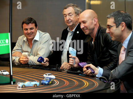 (De gauche à droite) Mark Blundell, Nick Mason, Perry McCarthy (le Top Gear Stig original) et Michael Lucas d'ING se disputent sur une piste scadexrique lors du lancement du circuit d'appel vocal de l'enfant de la NSCPCP, à Londres. Banque D'Images