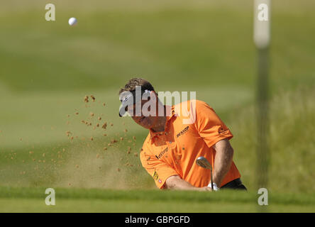 Le championnat d'Angleterre Lee Westwood joue à partir d'un bunker vert le 15 lors de la deuxième partie de l'Open d'Europe au London Golf Club de Ash, dans le Kent. Banque D'Images