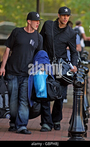 Les membres de la troupe de danse Diversity quittent leur hôtel à Wembley, Londres, après avoir remporté la finale britannique de Got Talent, la nuit dernière. Banque D'Images