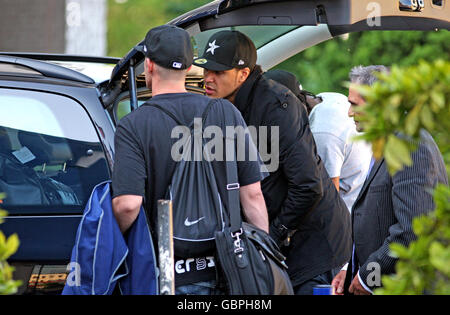 Les membres de la troupe de danse Diversity quittent leur hôtel à Wembley, Londres, après avoir remporté la finale britannique de Got Talent, la nuit dernière. Banque D'Images