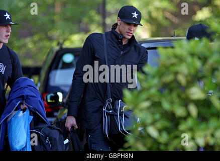 Les membres de la troupe de danse Diversity quittent leur hôtel à Wembley, Londres, après avoir remporté la finale britannique de Got Talent, la nuit dernière. Banque D'Images