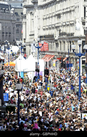 Regent St, dans le centre de Londres, accueille des foules au festival Taste of Spain. Des milliers de visiteurs sont descendus sur Regent St, qui était libre de circulation pour la Fiesta de l'après-midi. Banque D'Images