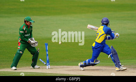 Shakib Al Hasan, au Bangladesh, fait la coupe Indika de Saram au Sri Lanka pendant le match d'échauffement de la coupe du monde Twenty20 à Trent Bridge, Nottingham, Banque D'Images