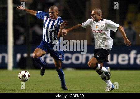 Football - UEFA Super Cup - FC Porto / Valence.Le Pepe du FC Porto tient un défi de Ruben Baraja (r) de Valence Banque D'Images