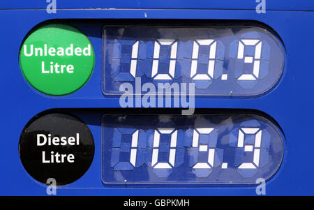 Un panneau indiquant les prix actuels du carburant dans un supermarché Tesco de Sunbury, Surrey. Plus de la moitié des conducteurs ont commencé à réduire leurs dépenses liées à l'automobile et à d'autres véhicules, alors que le prix moyen de l'essence passe à nouveau au-dessus de 1 litre, a révélé aujourd'hui un sondage AA/Populus. Banque D'Images