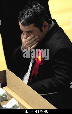 Un partisan du Parti travailliste observe que les bulletins de vote pour les élections locales et européennes sont triés et comptés à Preston. Banque D'Images