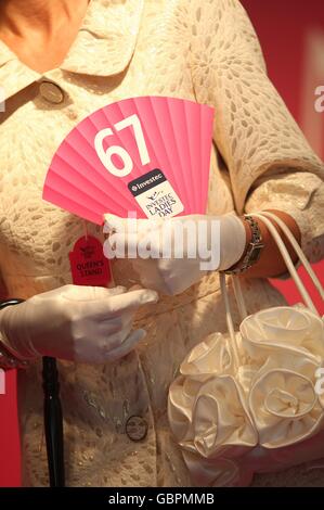 Les courses de chevaux - l'Investec Derby Festival - Mesdames jour - l'hippodrome d'Epsom Banque D'Images