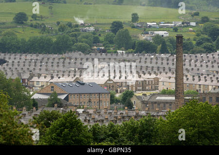 Un point de vue général de Burnley, Lancashire, où le BNP a remporté aujourd'hui son premier siège au conseil de comté. Le Labour a dû faire face à un itinéraire lors des élections locales de la ville. Les bulletins de vote pour les élections au Parlement européen sont triés avant d'être comptés au Centre de loisirs Turf Moor, Burnley. Banque D'Images