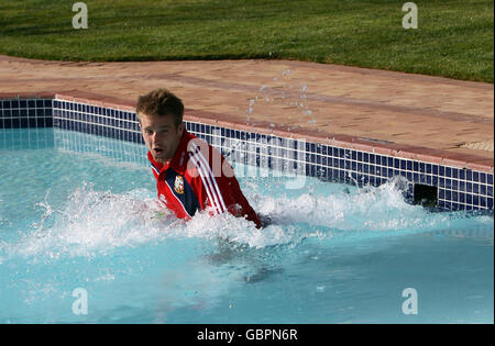 Rugby Union - Lions de Grande-Bretagne et d'Irlande Photocall.Luke Fitzgerald finit dans la piscine après avoir été poussé par Jamie Roberts à l'hôtel Team à Bloemfontien, Afrique du Sud. Banque D'Images