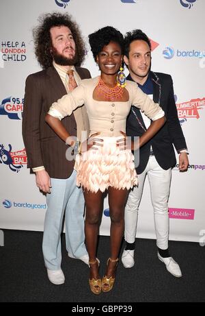 Les Noisettes dans la presse courent au Capital 95.8 Summertime ball avec Barclaycard au stade Emirates. Banque D'Images
