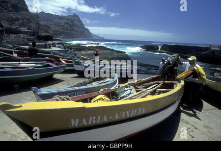 La côte au village de Ponta do Sol près de Ribeira Grande sur l'île de Santo Antao au Cap Berde dans l'océan Atlantique en Banque D'Images