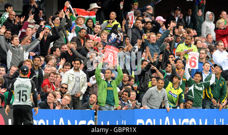 Cricket - coupe du monde ICC Twenty20 2009 - Groupe D - Nouvelle-Zélande / Afrique du Sud - Lord's.Les fans applaudissent un six lors du match international de l'ICC de Twenty20 au Lord's Cricket Ground, Londres. Banque D'Images