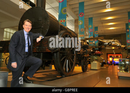 Lord Mandelson s'appuie sur le devant de la célèbre locomotive « Rocket » de George Stephenson en 1829, lors d'une séance photo pour célébrer ce matin le 100e anniversaire du Musée des sciences dans le centre de Londres. Banque D'Images