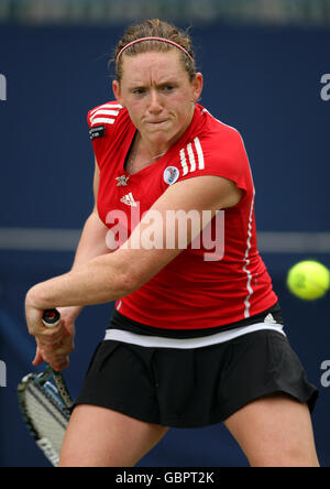 Naomi Cavaday, en Grande-Bretagne, en action contre Tamarine Tanasugarn, en Thaïlande lors de leur deuxième match Banque D'Images