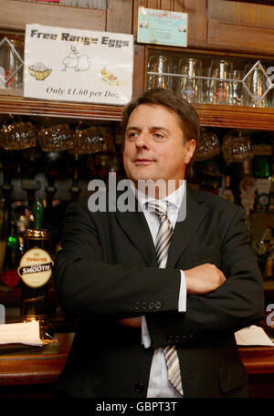 Le leader du BNP Nick Griffin, eurodéputé, se tient au bar du pub Ace of Diamonds dans le quartier Miles Platting de Manchester, avant une conférence de presse. Banque D'Images